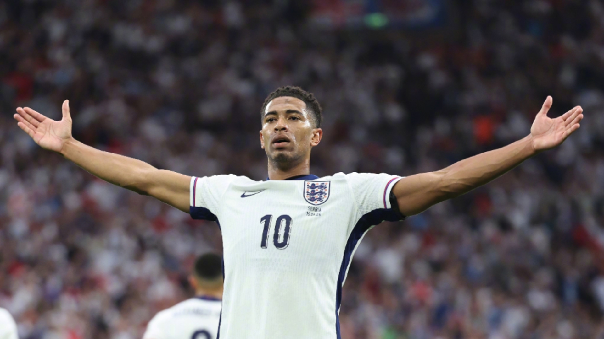 足球世界杯吉祥物亮相，造型引网友热评（世界杯吉祥物发布，外观引发网友热议）