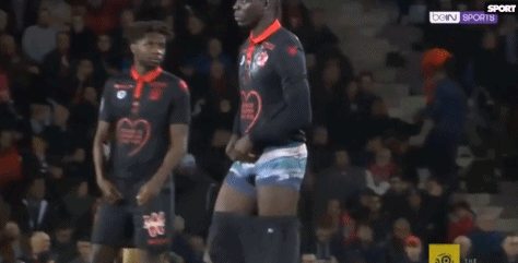 国安全队抵达北京，大兴机场内围满前来接机的国安球迷