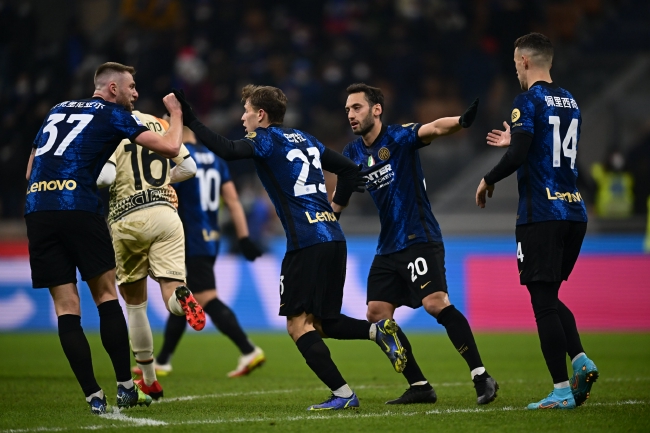 球星带球突破造成杀伤，全场欢呼