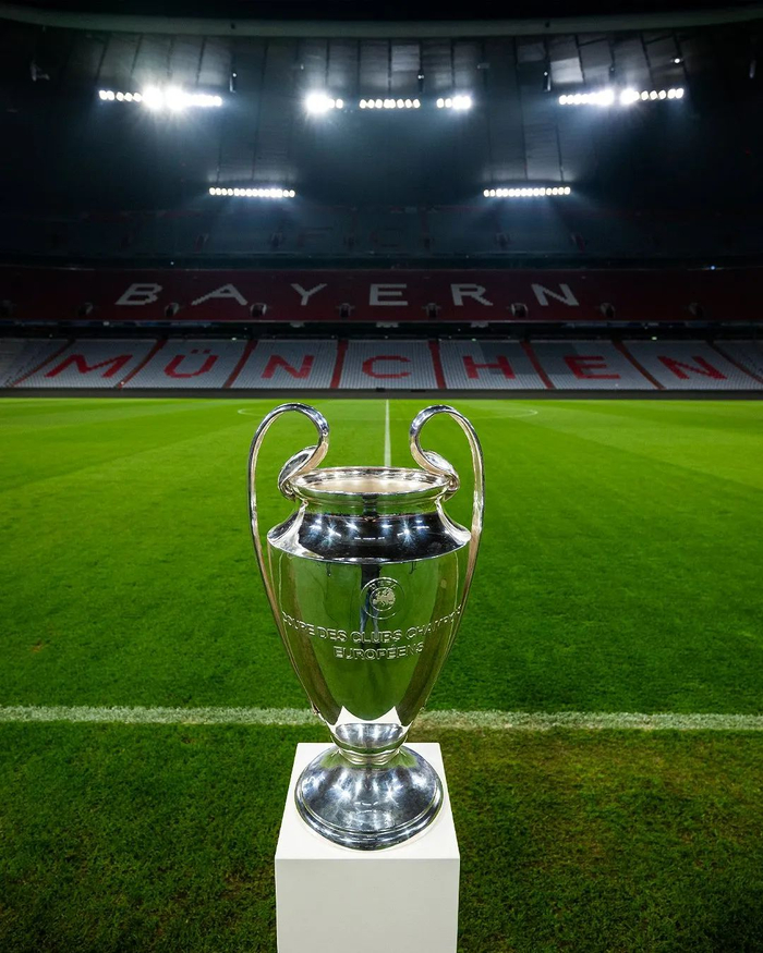 日本队2026年世界杯球衣：深蓝色底色+浅蓝色波浪状图案（日本队2026世界杯新球衣：深蓝主色，浅蓝波浪纹点缀）