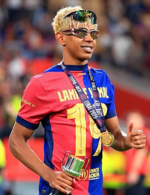 图片报：法兰克福解雇队医，因其在球队下榻酒店治疗对手球员