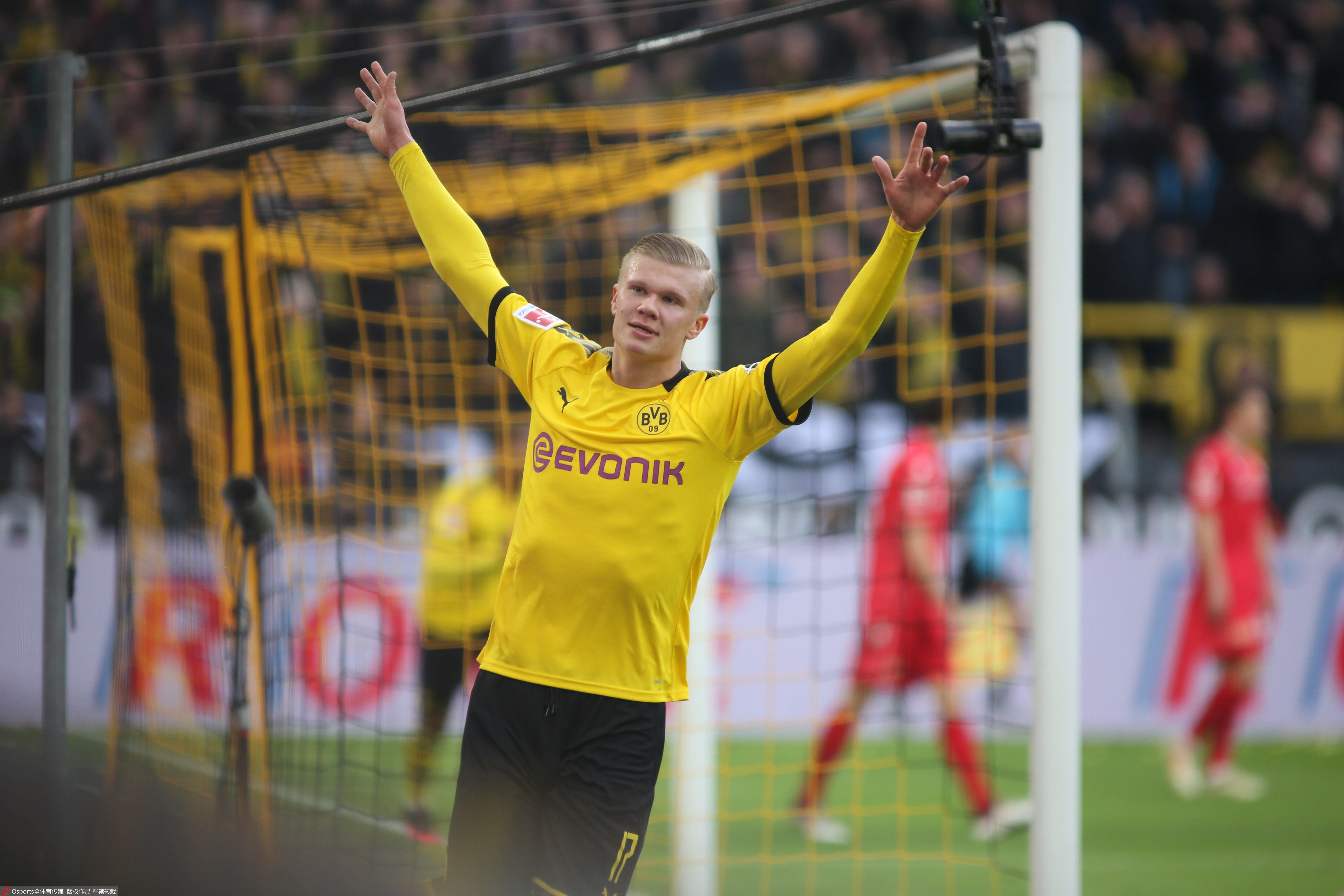 一场0-1爆出大冷门，意甲领头羊倒下，惨遭淘汰，萨里神换人（0-1爆冷，意甲榜首队折戟出局，萨里妙手换人成关键）