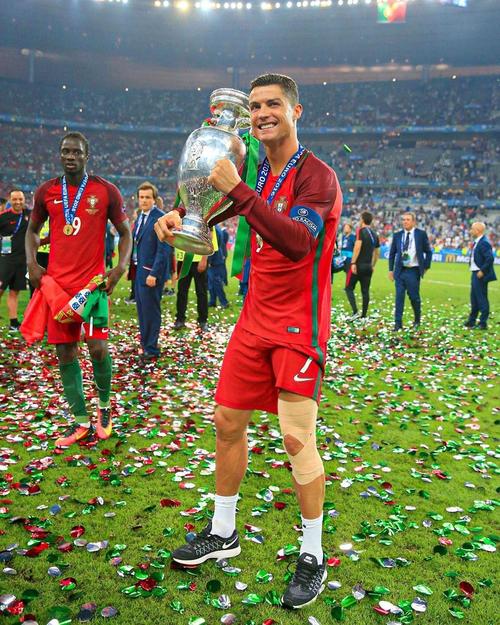 图片报：诺伊尔调整了训练流程，乌尔比希也激励着他继续