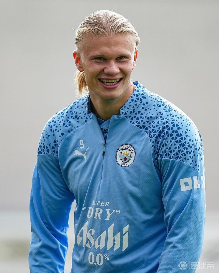 队友疯狂给他做掩护