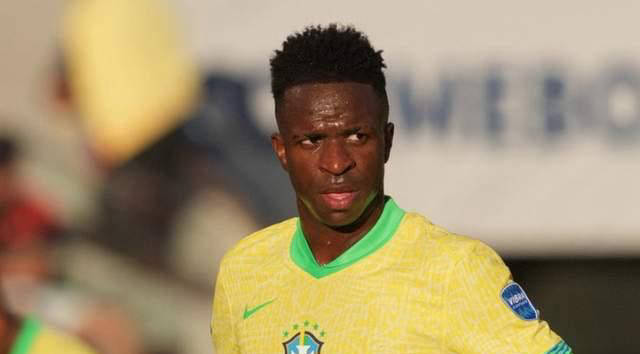 西甲半场：亚当斯门前造险，瓦伦西亚暂0-0塞维利亚（西甲半场：亚当斯禁区内险些破门，瓦伦西亚与塞维利亚暂时0-0）