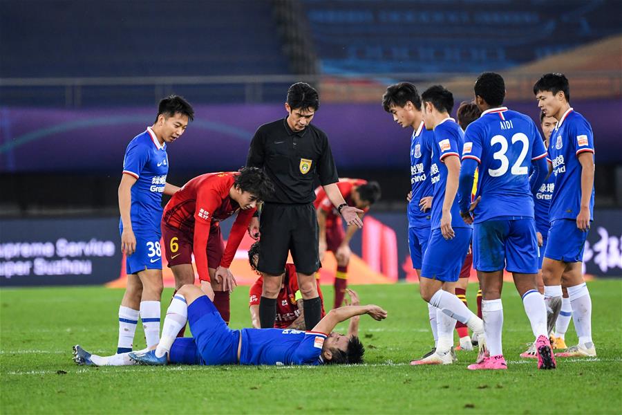 足球中超裁判误判引争议，官方深夜发布说明（中超裁判判罚失误惹争议，官方深夜发文回应）