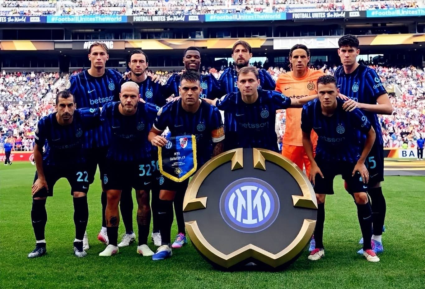 梅西不是不防守，而是将更多的精力都投入到进攻中去了！（梅西并非不防守，只是把重心放在进攻上）