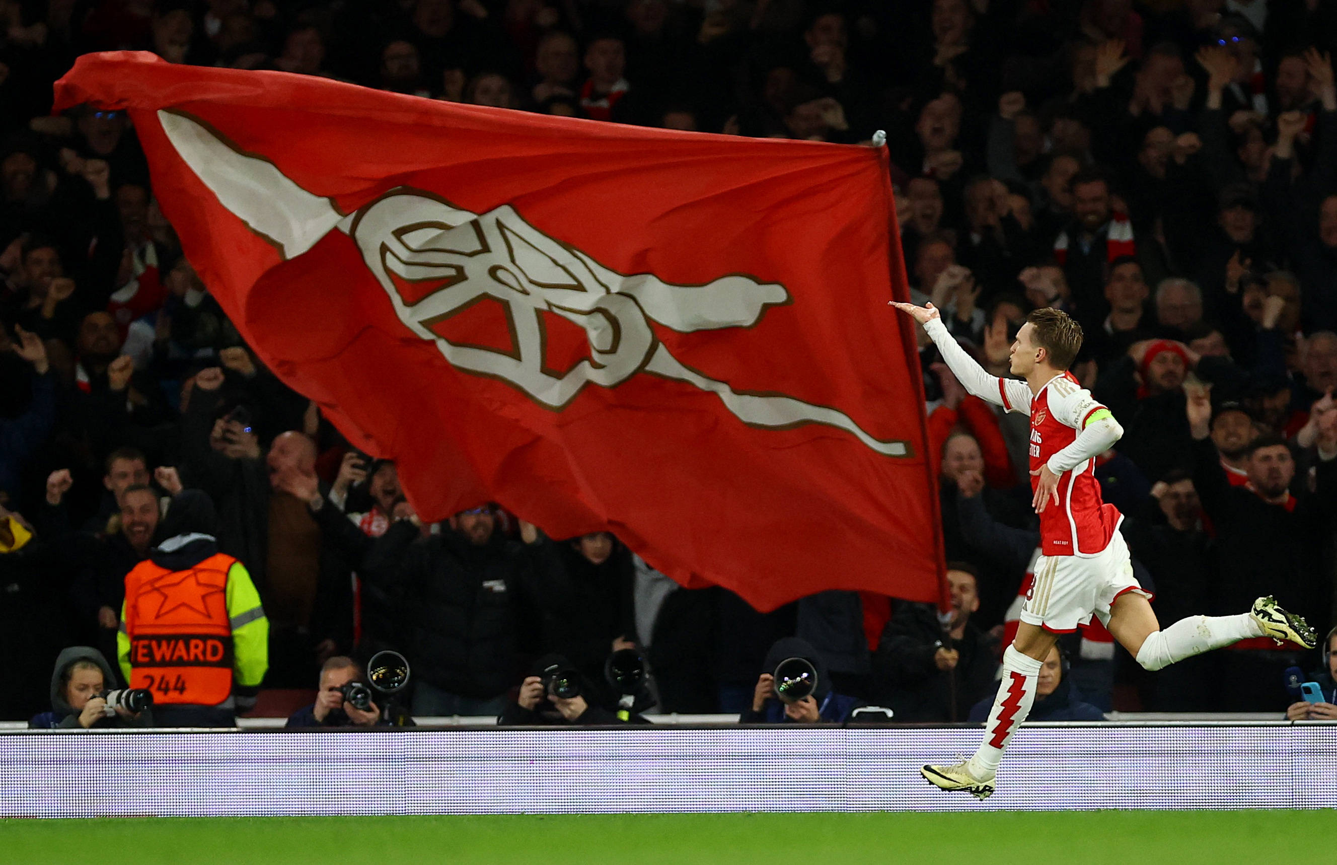 巴尔韦德：后场有库尔图瓦和前场有姆巴佩，我们很安心（巴尔韦德：后有库尔图瓦、前有姆巴佩，我们心里更有底）