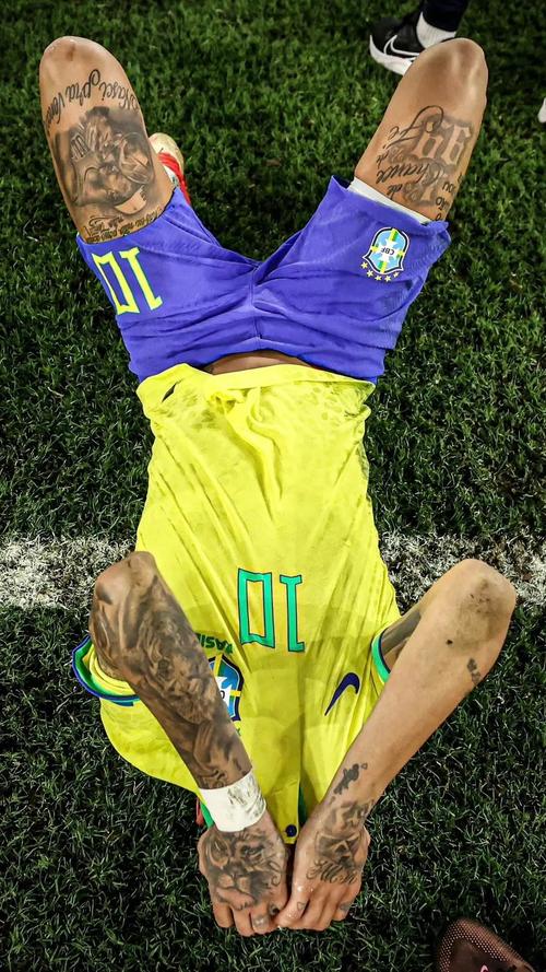 从“饼王”变成全能内线！架起鱼腩半边天 他凭1点就敢拿1亿（从“饼王”到全能内线！撑起鱼腩半边天，凭一招敢搏亿元合同）