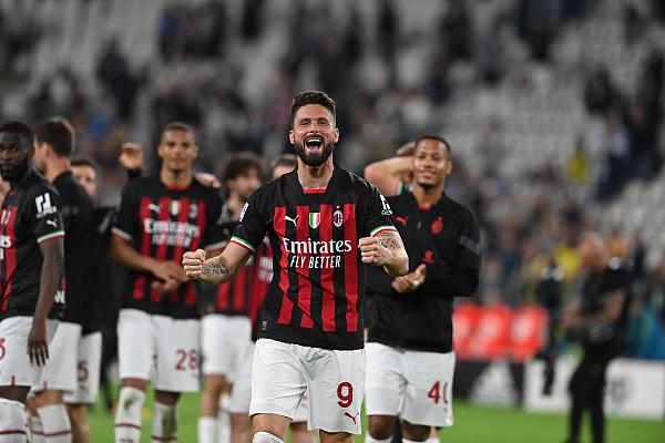 球迷怒喷后蹇韬回应：输球又怎么样？随后被韦世豪、甘超拦下（遭球迷怒斥，蹇韬回怼：输球又如何？韦世豪、甘超上前劝阻）