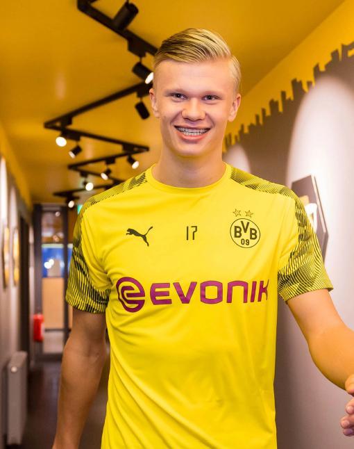 全市场：尤文与那不勒斯对格雷茨卡有意，正关注其续约情况（全市场：尤文、那不勒斯有意格雷茨卡，密切关注续约进展）