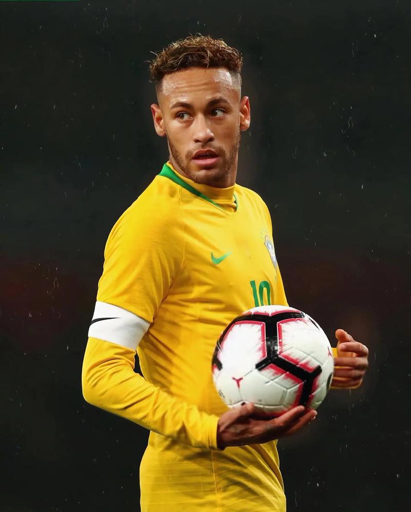 法媒：恩德里克租借费80万欧，若出场数少于25里昂需付违约金（法媒：里昂租借恩德里克费80万欧，出场未满25场将触发违约金）