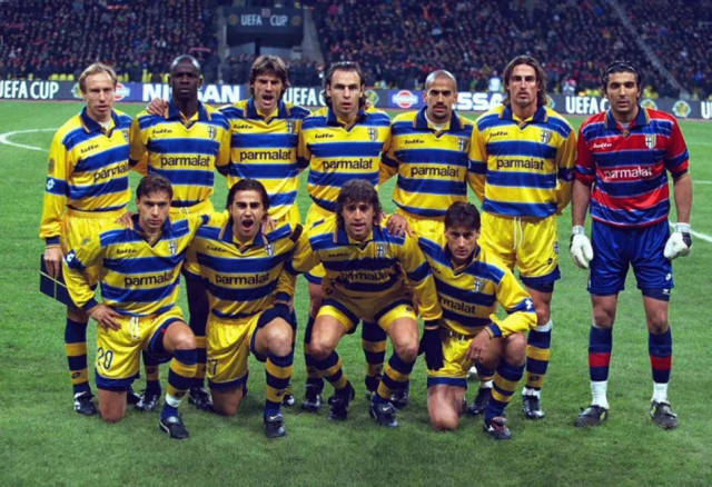 现场观看梅西杯，梅西与苏亚雷斯儿子本哈明一同观战（梅西携苏亚雷斯之子本哈明现身梅西杯看台）