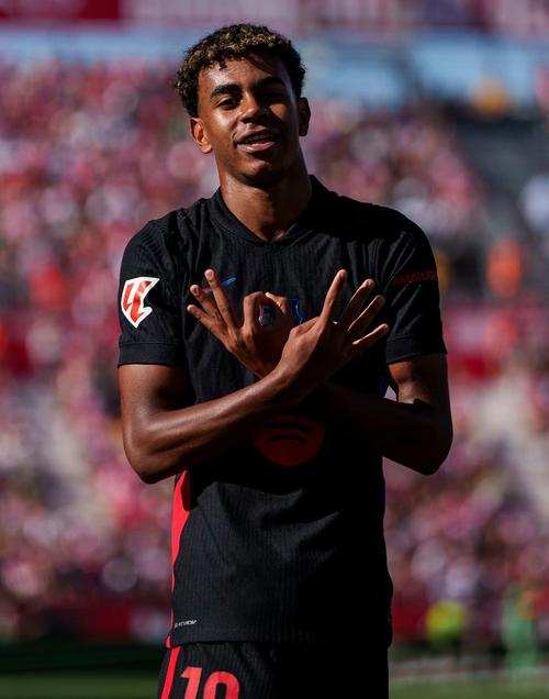 杨瀚森NBA生涯首次首发，被打到面部痛苦倒地，裁判未及时吹停比赛引争议（杨瀚森生涯首次先发遭击中面部痛苦倒地，裁判未及时鸣哨引发争议）