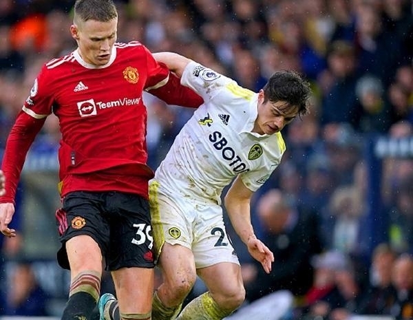 阿根廷国家队抵达安哥拉，大批球迷等候并高呼梅西名字