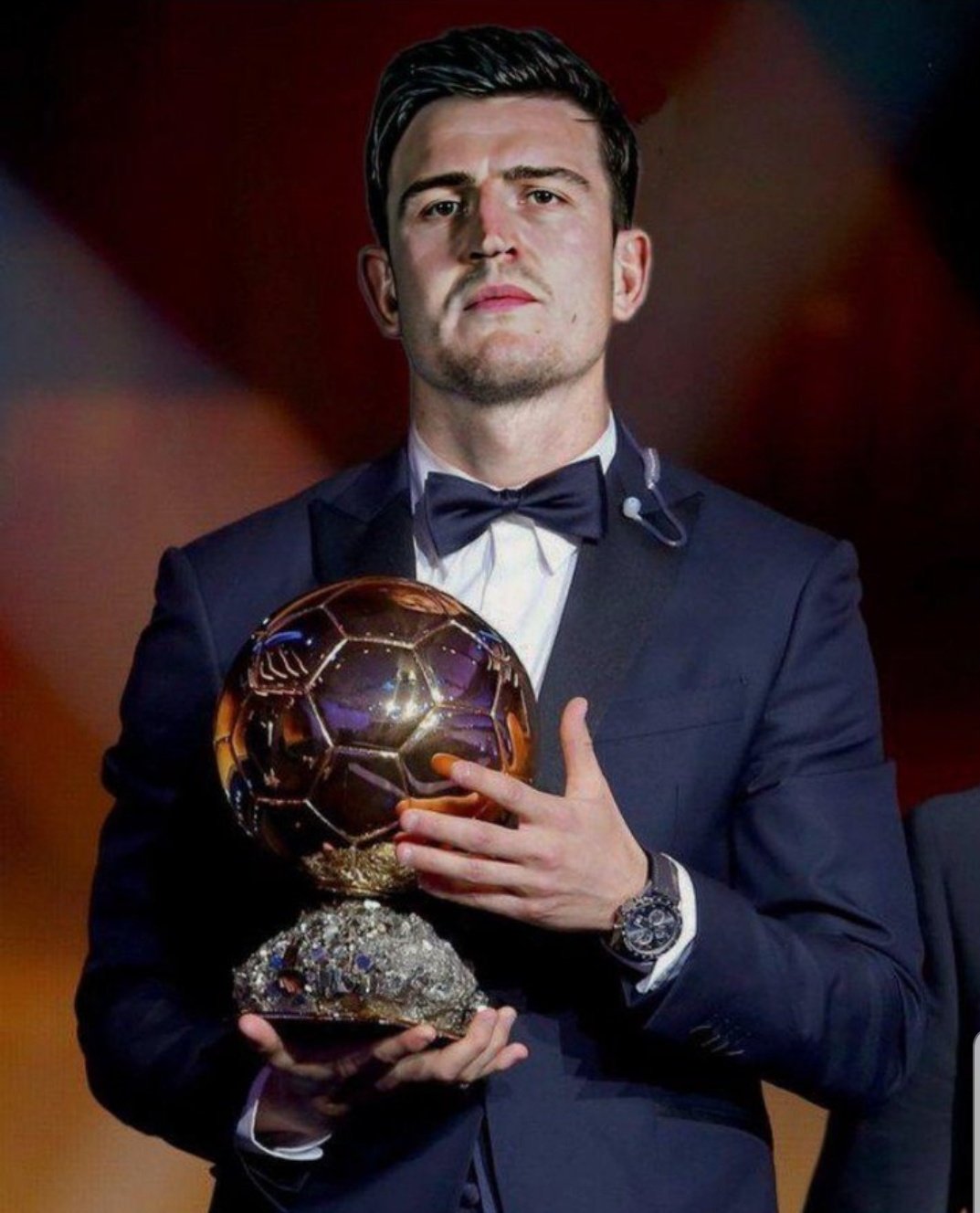 贝克汉姆捧杯狂喜，14岁小七穿抹胸太成熟，大儿子却在家熬汤（贝克汉姆捧杯欢腾，14岁小七抹胸造型引发热议，大儿子在家熬汤）