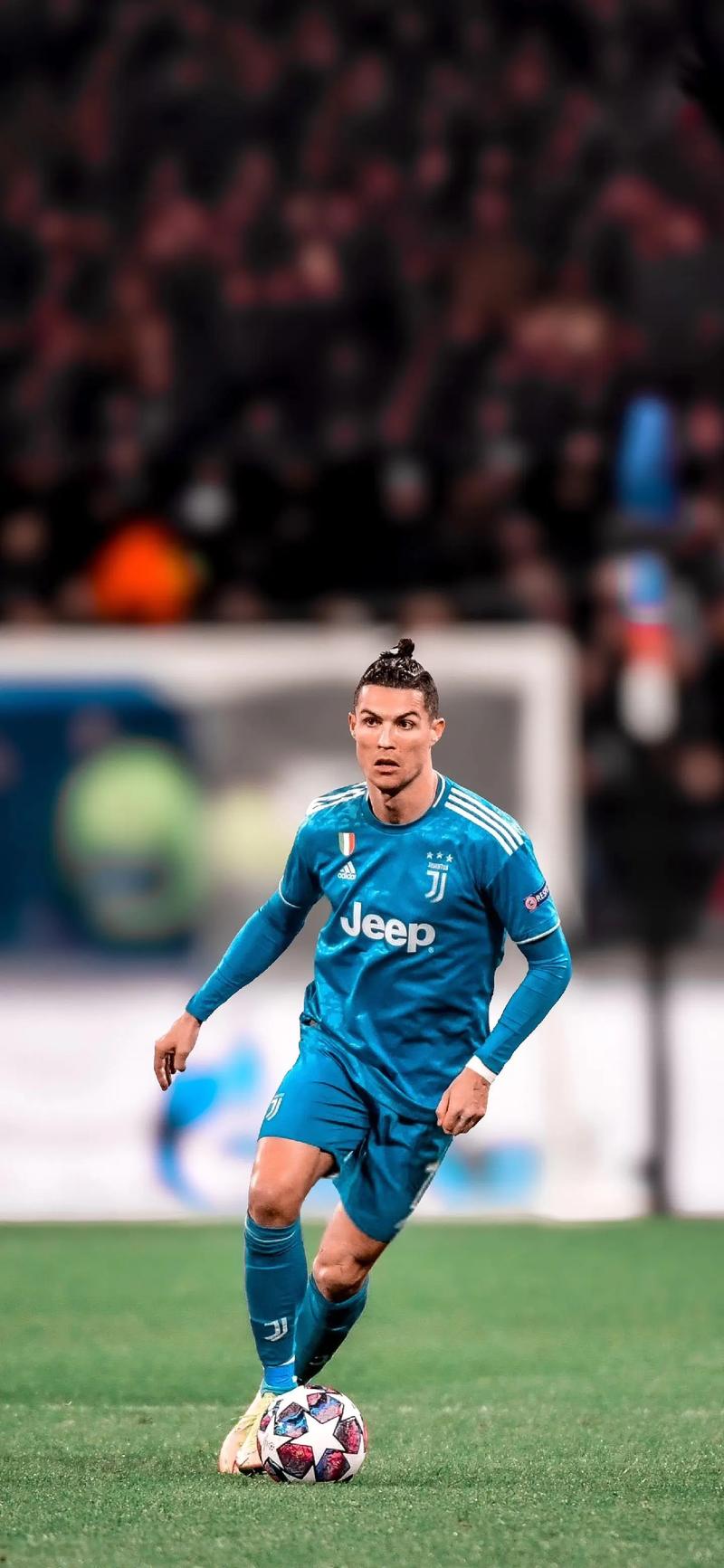 AL晒和拜仁跨界联动：老板菲菲和拜仁名宿皮萨罗交换队服（AL携手拜仁跨界互动：老板菲菲与名宿皮萨罗互换球衣）