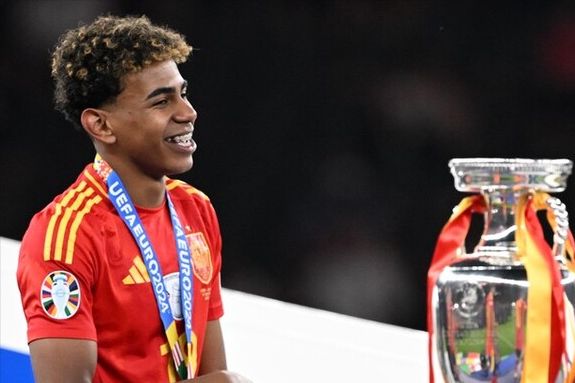 米体：斯帕莱蒂考虑放弃无锋阵，重新启用2名进攻中场+1名中锋（米体：斯帕莱蒂或弃用无锋战术，改用双前腰配单中锋）