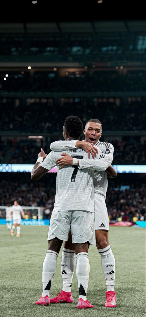 罕见！阿根廷球员骂梅西：没想到你是德保罗的跟屁虫（罕见一幕：阿根廷球员怒怼梅西，称其成了德保罗的跟班）