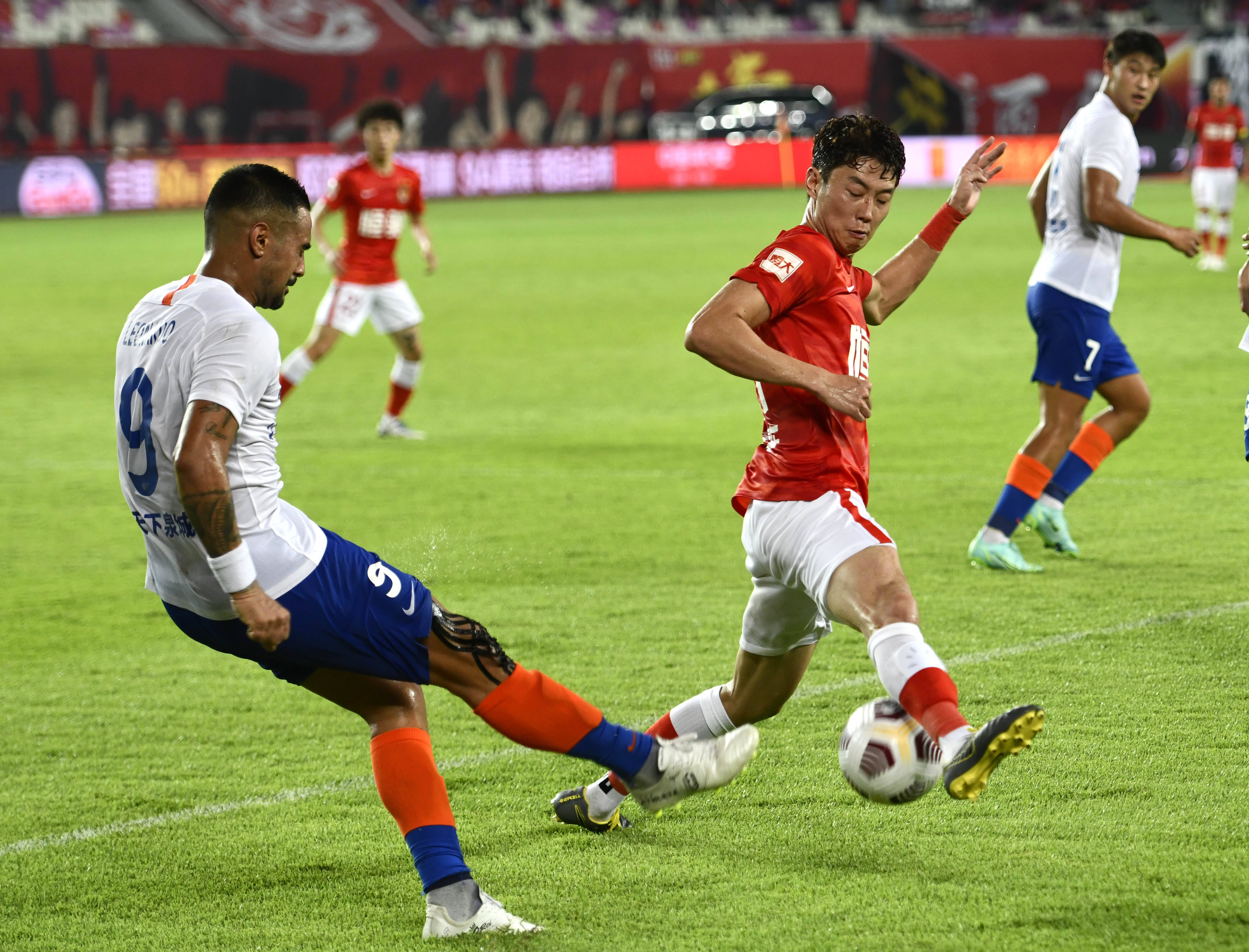 3C：退役三天前我和莱万说不想再为任何球队踢球，除非是巴萨（3C：退役前三天我告诉莱万：除非巴萨，否则不再为任何球队出场）