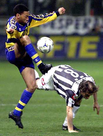 凯恩：希望卡尔不要被外界嘈杂的声音干扰；我很享受参与防守（凯恩：盼卡尔屏蔽外界噪音；参与防守让我乐在其中）